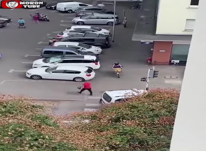 Video :The driver goes after a child who causes an accident during a vehicle chase
